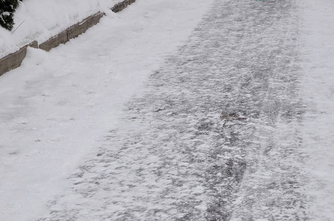 Помощь в уборке снега оказала Молодежная палата Басманного района. Фото: Анна Быкова
