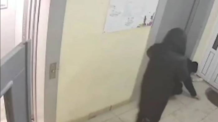 Девочка-подросток отбилась от грабителя, напавшего на нее с бутылкой в лифте. Видео