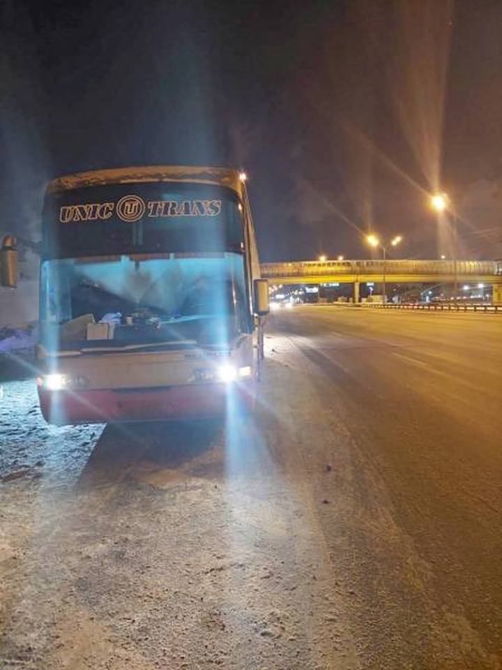 Сотрудники ДПС эвакуировали 54 пассажиров из застрявшего на МКАД автобуса