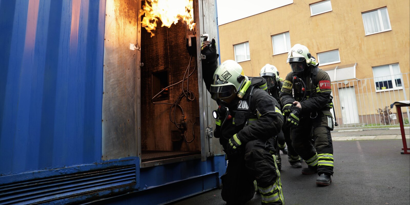 Побеждая пламя: пожарные и спасатели совершенствуют навыки, необходимые для работы на пожарах. Фото: Пресс-служба Департамента по делам гражданской обороны, чрезвычайным ситуациям и пожарной безопасности города Москвы