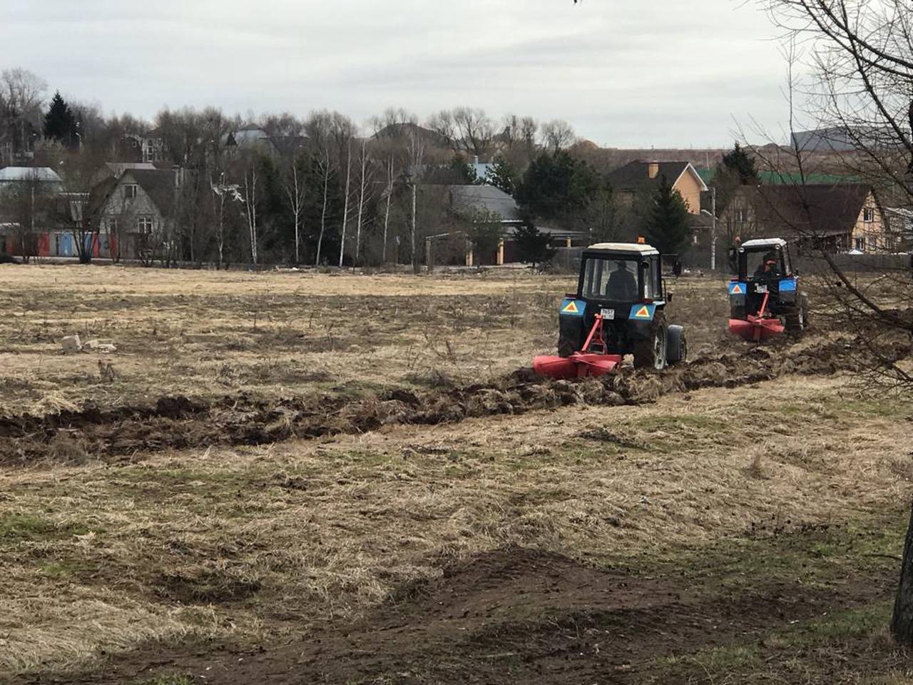 Всего создать минерализованные полосы запланировали в 16 местах, где лесные массивы примыкают к населенным пунктам. Фото предоставили сотрудники администрации