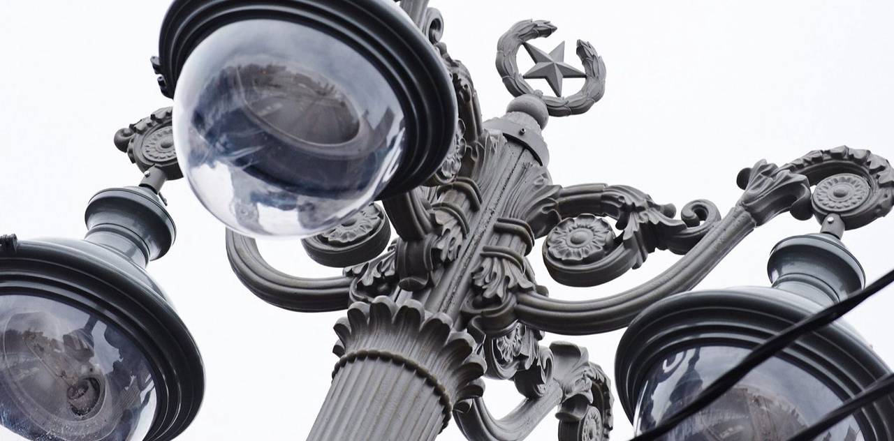 Около фонаря на тротуаре выполнят мощение в старинном стиле. Фото: сайт мэра Москвы