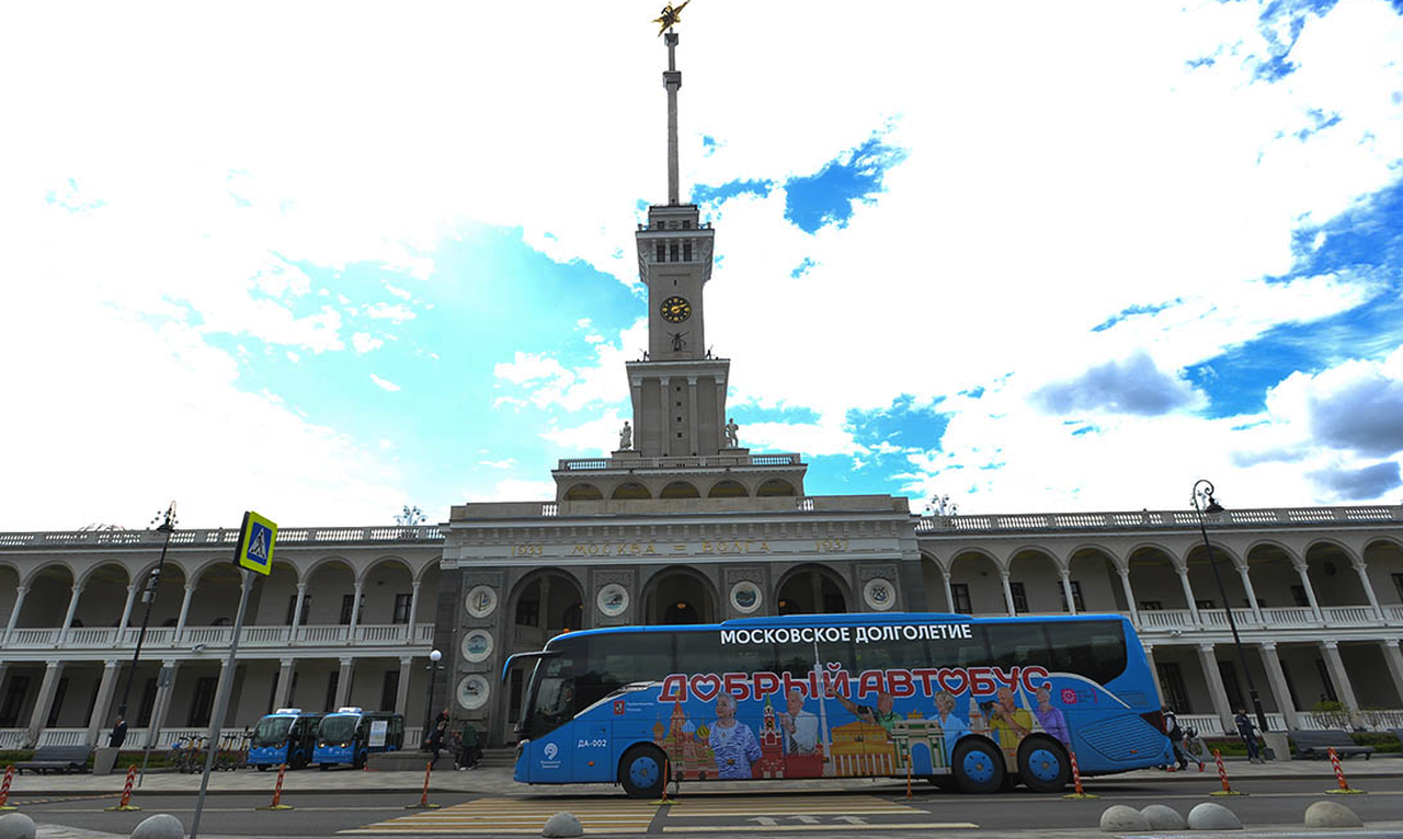 Спецпроект «Добрый автобус» — одно из самых любимых направлений среди участников «Московского долголетия». Фото: Александр Кочубей, «Вечерняя Москва» 