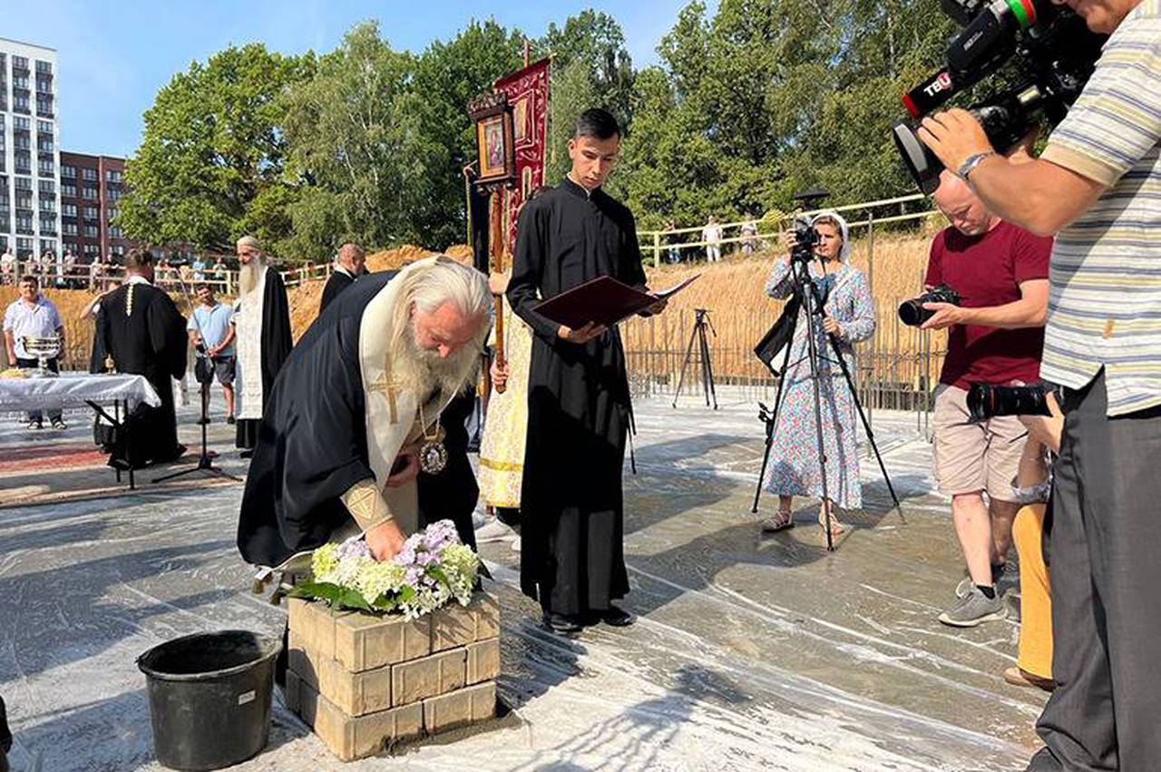 Митрополит Каширский Феогност заложили 27 августа камень в основание будущего храма. Фото предоставили сотрудники администрации