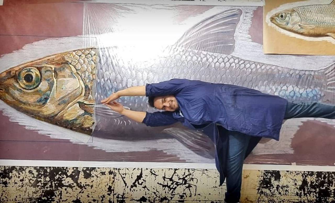 На фото мозаичист Марат Наби позирует с одной из рыб на станции «Нагатинский Затон». Фото: предоставили сотрудники галереи-мастерской «Варшавка»