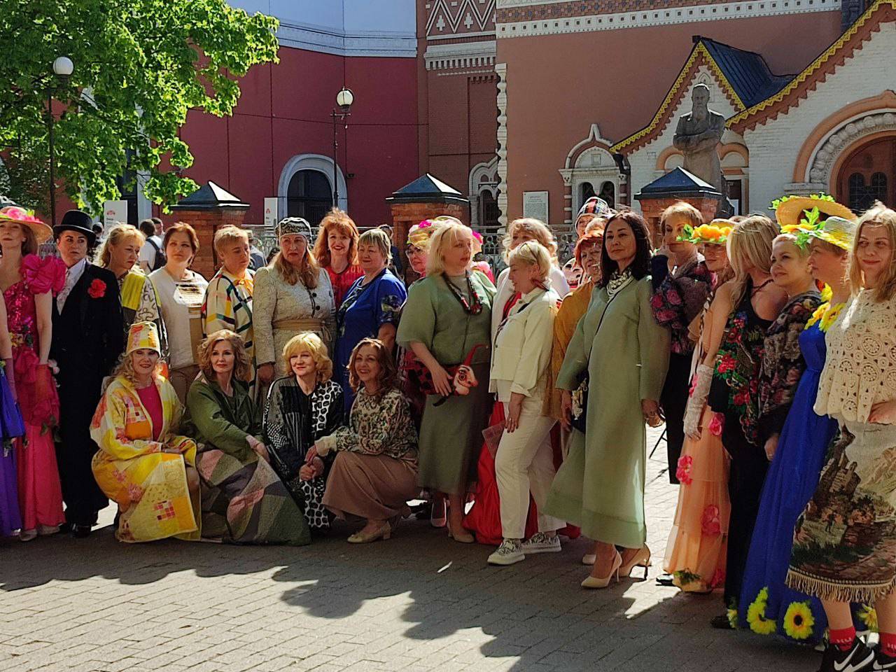 Центры московского долголетия представили модные коллекции на Подиуме долголетия и красоты
