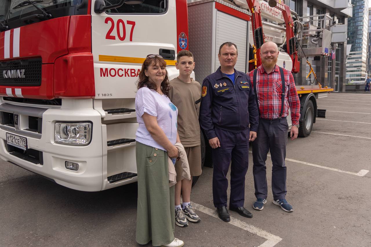 Пожарные и спасатели познакомили со своей работой юного гостя из Йошкар-Олы  - Хамовники