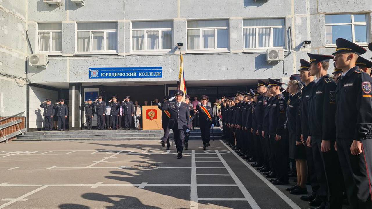 Начальник УВД по ЮАО ГУ МВД России по г. Москве генерал-майор полиции  Михаил Лобанов поздравил курсантов Юридического колледжа с Днем Знаний |  Борисовские пруды