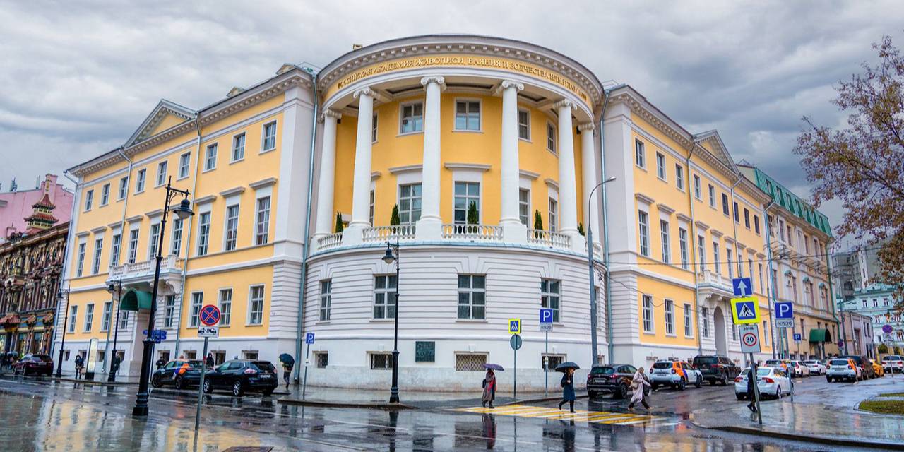 Специалисты расчистили фасады, укрепили кирпичную кладку, отреставрировали деревянные двери и окна, белокаменные колонны и другие архитектурные элементы. Фото: сайт мэра Москвы 