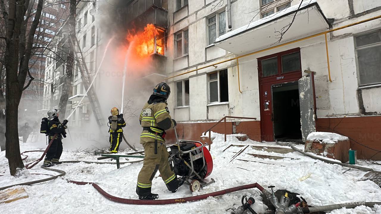 Огнеборцы московского пожарно-спасательного гарнизона отработали приемы  тактической вентиляции - Арбатские вести