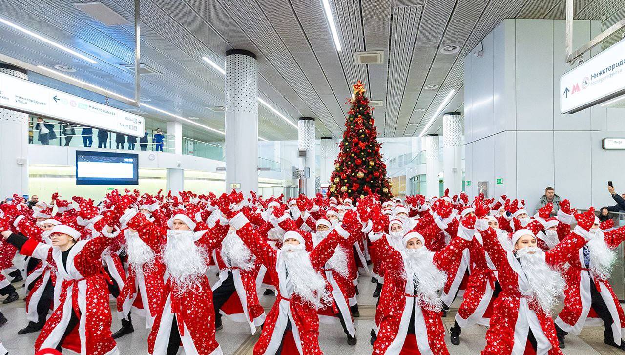 Дед Морозы подарили пассажирам игрушки, сделали памятные фотографии и исполнили новогодние песни. Фото: Telegram-канал Дептранса 
