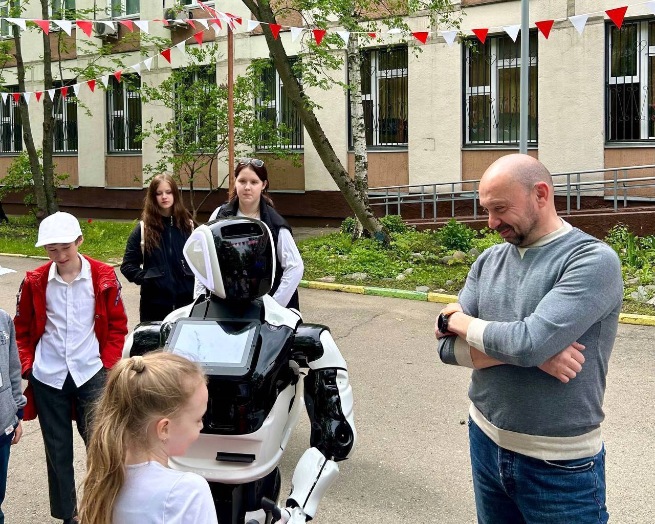 У школы в Чертаново в качестве эксперимента появится парковка для самокатов. Фото: Софья Котелевская 