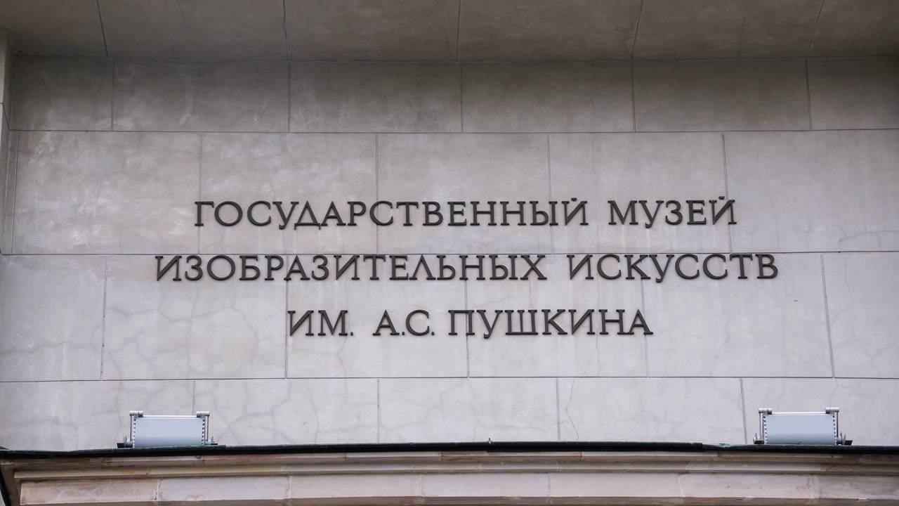 Художник отдела реставрации живописи Николай Колесников рассказал, что работы по восстановлению картины шли два года. Фото: Ксения Догонашева, «Вечерняя Москва»