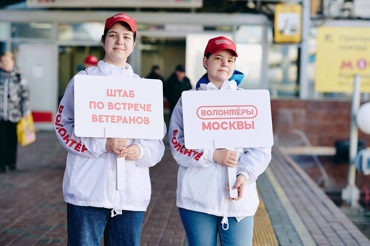 Волонтеры встречаются с гостями на восьми станциях и в трех аэропортах. Фото: пресс -служба Комитета по связям с общественностью и молодежной политике города Москва