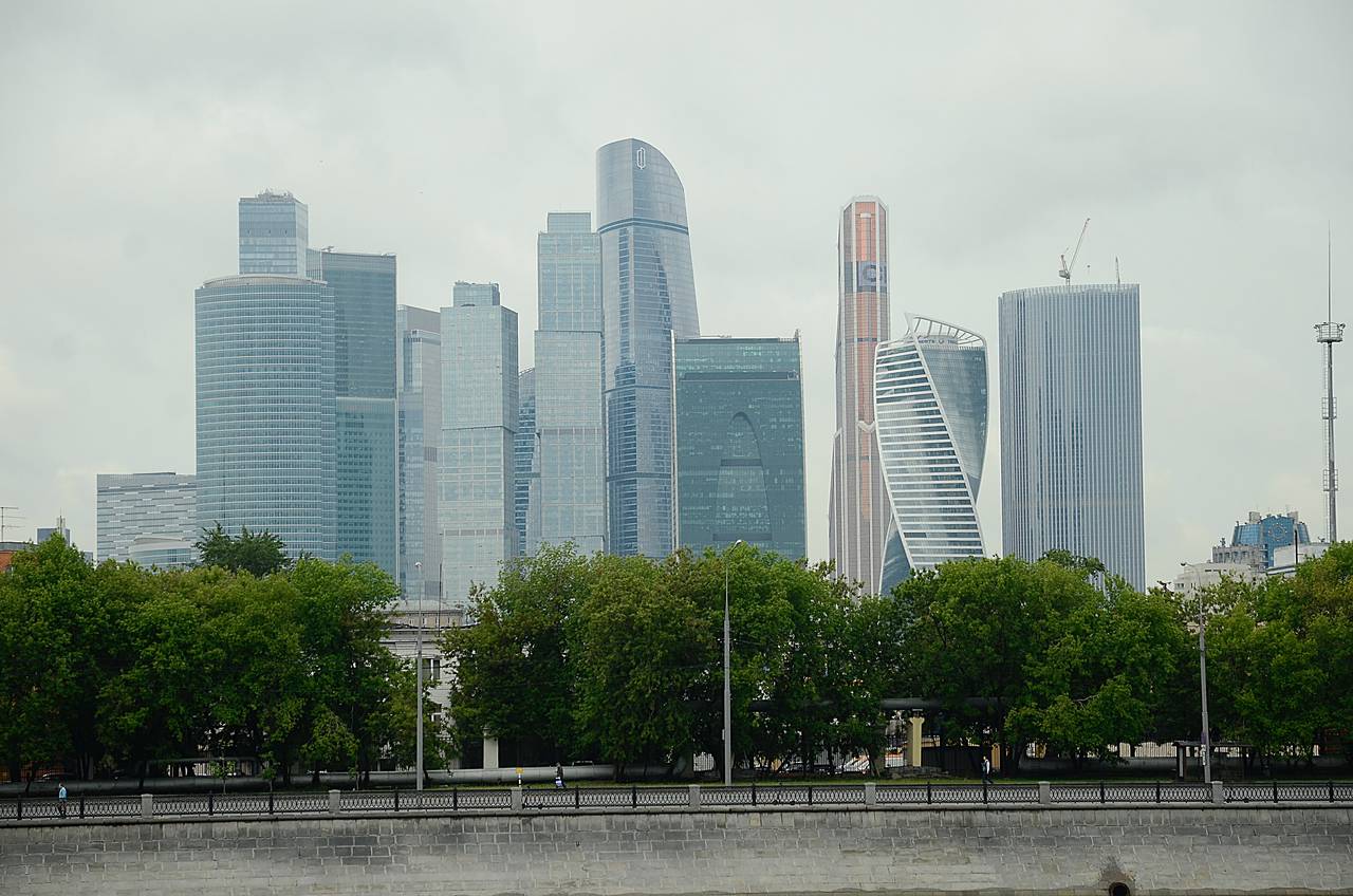 На высоте 85 метров расположится парк, а на 83 метрах установят Sky Bridge – стеклянный мост, который объединит две башни комплекса. Фото: Анна Быкова, «Вечерняя Москва»
