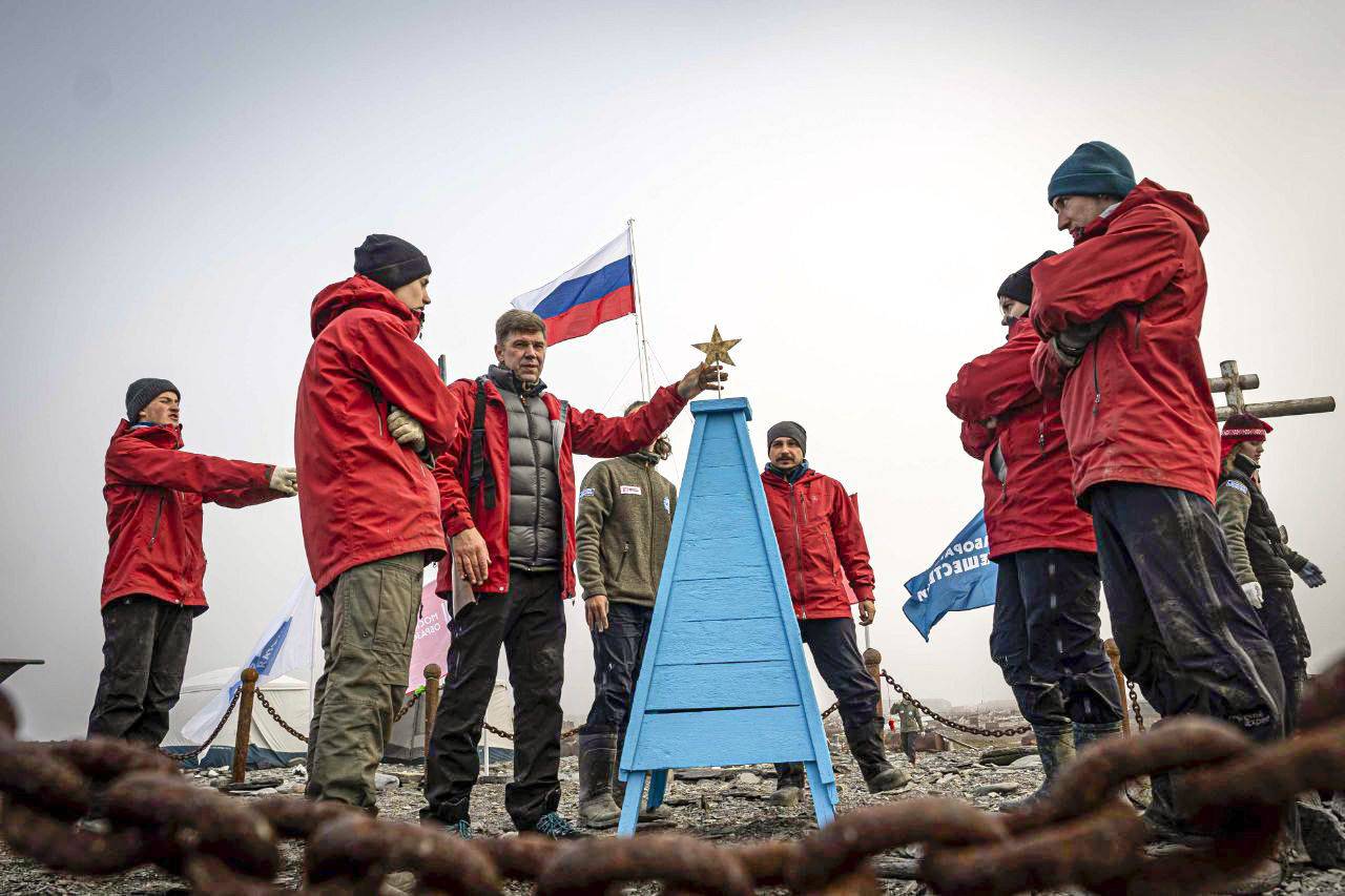 Заммэра добавила, что в рамках масштабного образовательного проекта юные путешественники также впервые пробежали марафон по территории Арктики. Фото: пресс-служба Департамента образования и науки города Москвы