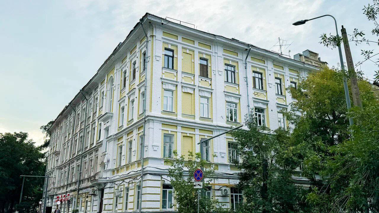 Четырехэтажный дом имеет сложную форму и является образцом московской дореволюционной постройки. Фото: пресс-служба ФКР Москвы