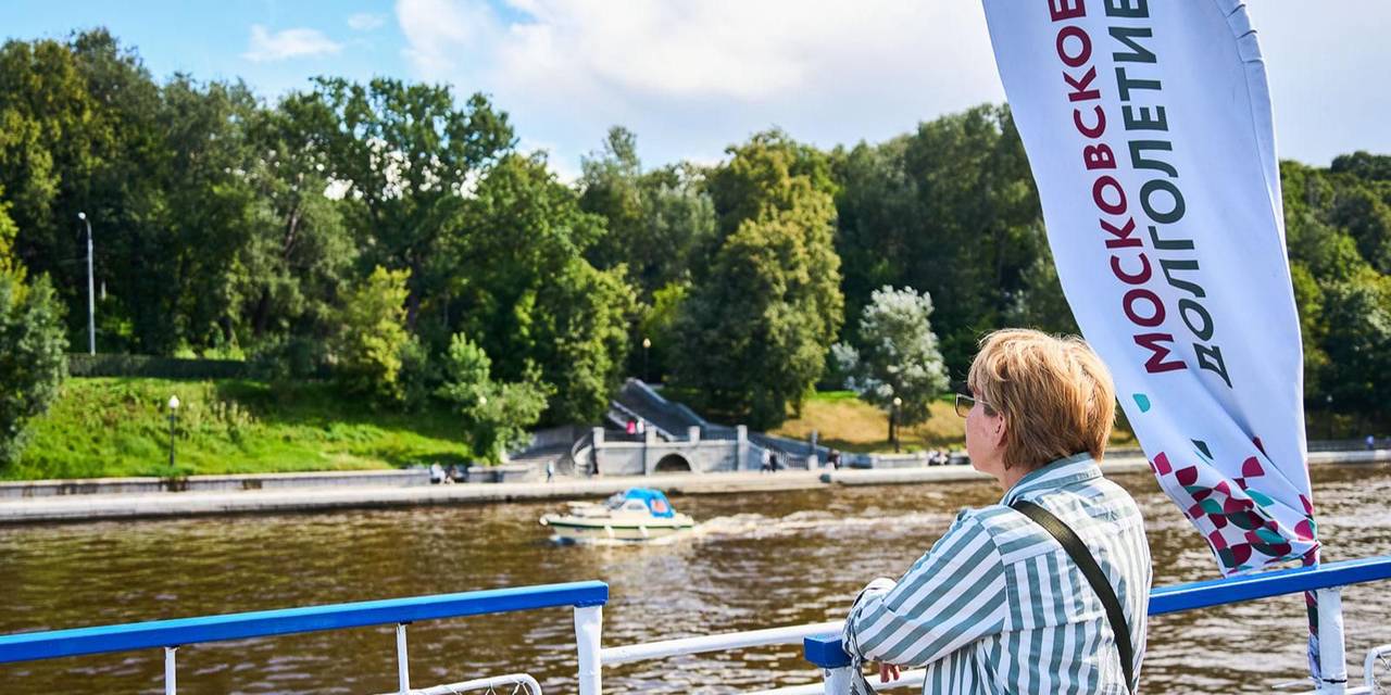 Стартует «добрый рейс» от причала Крымский мост, а среди знаковых мест, которые жители столицы «серебряного» возраста увидят с воды — Кремль, Кафедральный собор Храма Христа Спасителя и другие. Фото: сайт мэра Москвы