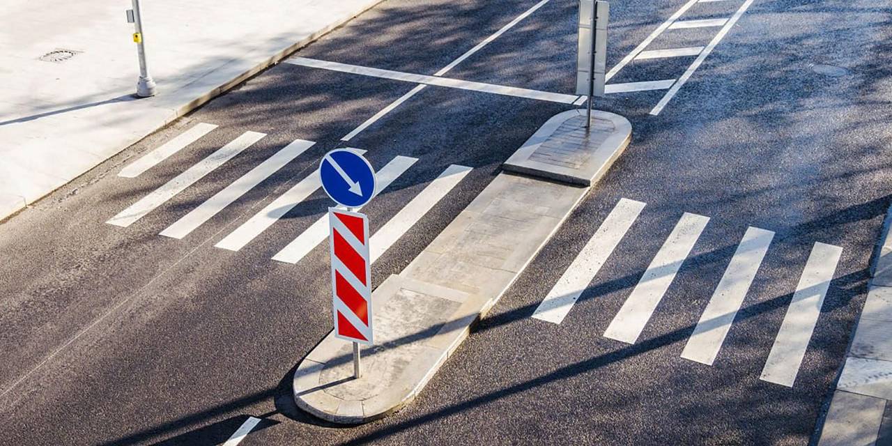 В целом было размечено свыше 50 тысяч стрел направления движения, более 20 тысяч наземных пешеходных переходов и свыше 7 тысяч знаков остановок общественного транспорта. Фото: пресс-служба Комплекса городского хозяйства Москвы