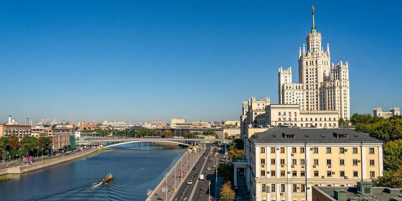 Здесь изменили транспортную систему, что позволило увеличить тротуары и создать комфортное общественное пространство. Фото: пресс-служба Комплекса городского хозяйства Москвы