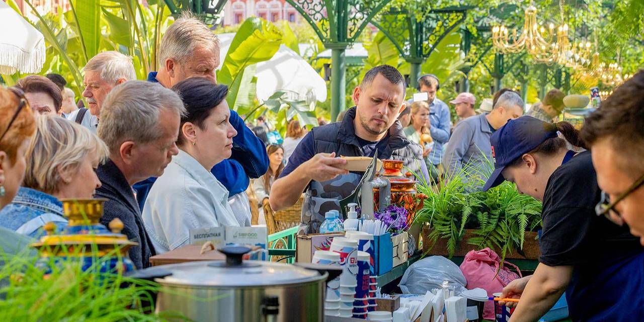 На прилавки выставят выпечку: калачи с уткой или семгой, пироги с мясом, картофелем и шпинатом, яблочные пироги и рулеты с ягодами и кремом. Фото: пресс-служба Департамента торговли и услуг города Москвы