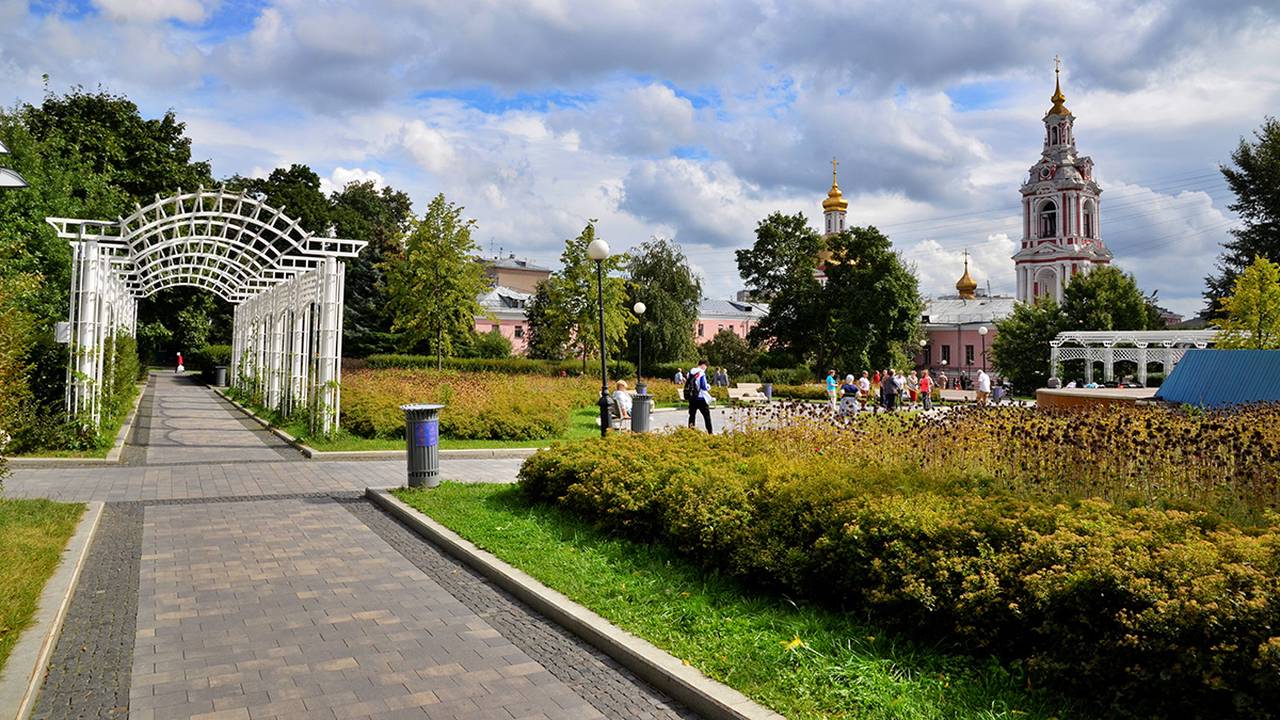 В саду имени Баумана есть несколько красивых локаций, но особенно выделяется аллея берсо. Фото: Анна Быкова, «Вечерняя Москва»