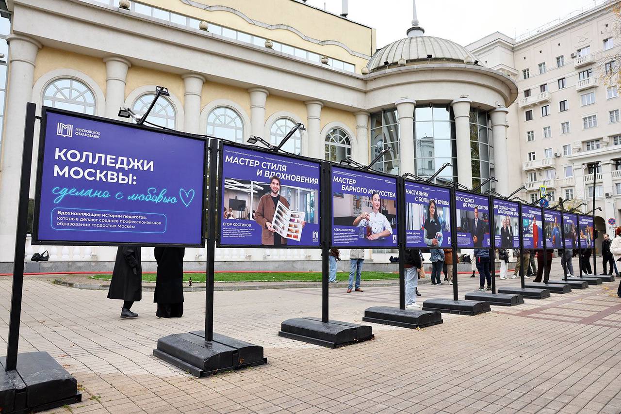 Героев к фотосесси для выставки подготовили студенты творческх направлений технологического колледа №34, колледжа сферы услуг №10 и технологического колледжа №24. Фото: пресс-служба Департамента образования и науки города Москвы