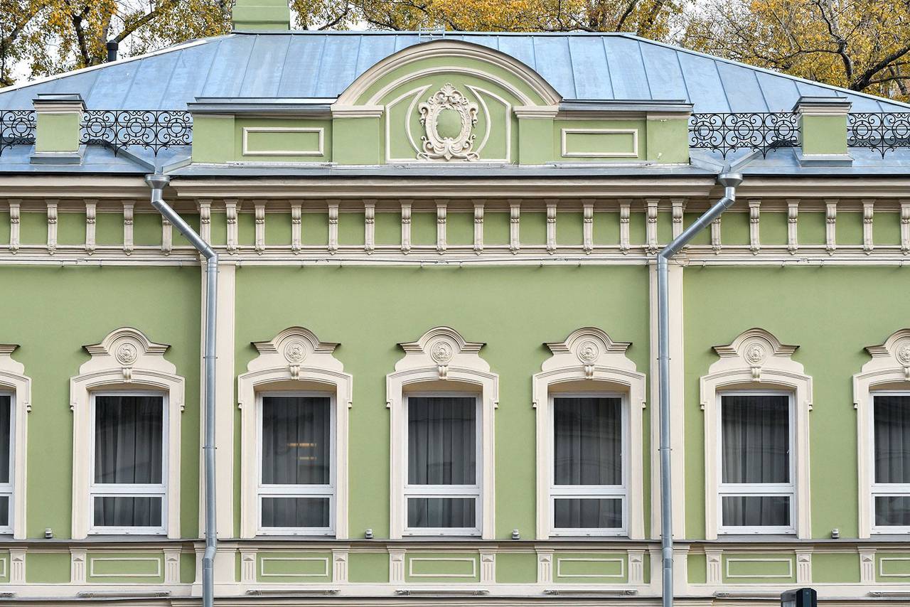 Фасады окрасили в исторический цвет светло-зеленый, который обнаружили в процессе научного изучения. Фото: Главное управление по обслуживанию дипломатического корпуса при Министерстве иностранных дел Российской Федерации