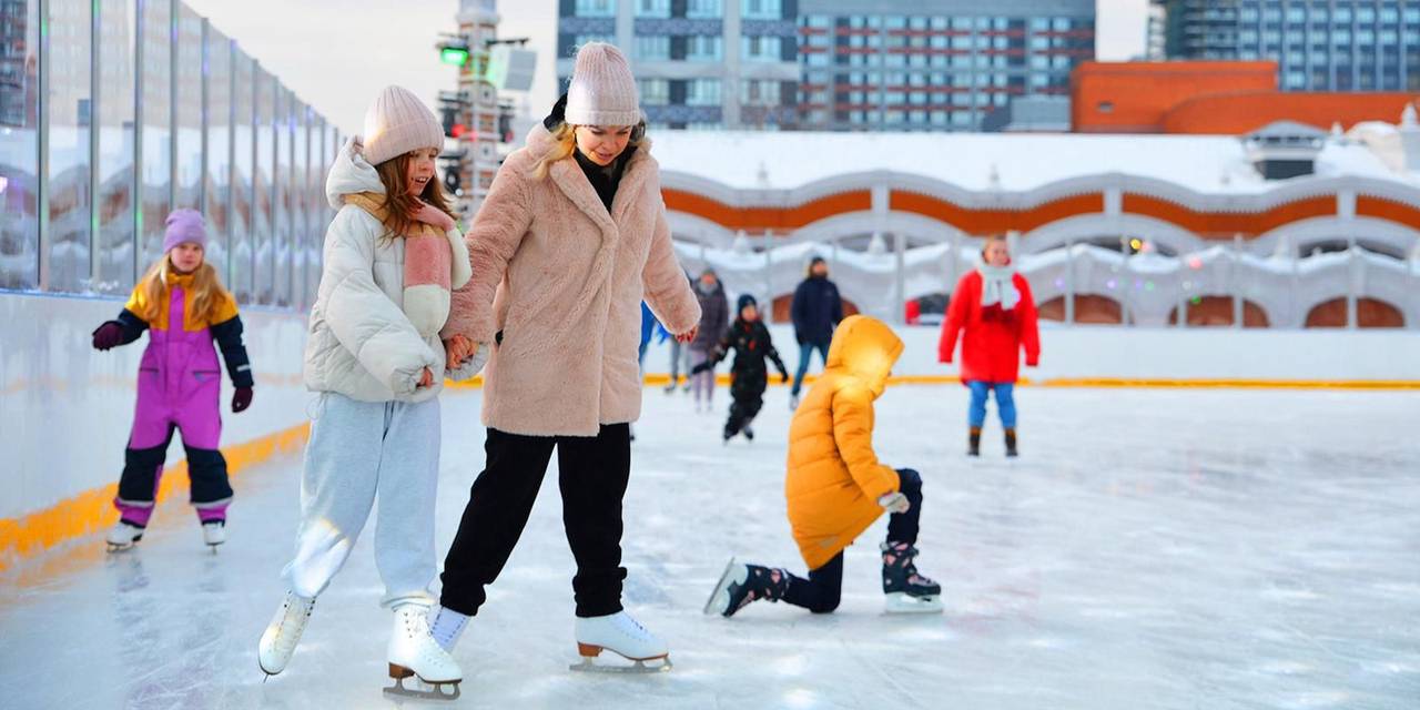 В Москве создадут круглогодичные спортивные площадки, где будут работать катки с искусственным льдом, а летом это станет площадками для командных игр. Фото: пресс-служба оргкомитета цикла городских уличных мероприятий «Московские сезоны»
