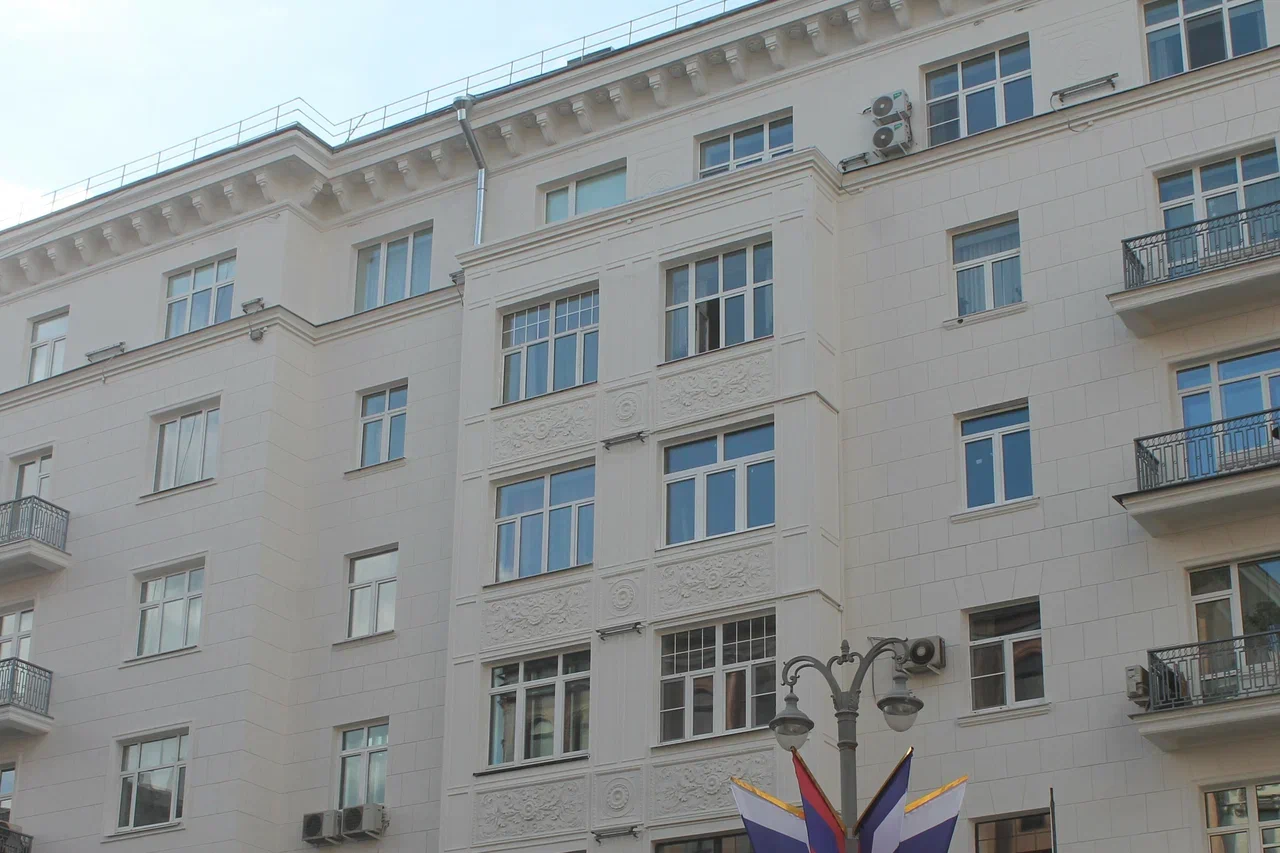 В доме сотрудников НКВД сначала расчистили фасад, затем провели ремонт штукатурного слоя и нанесли антибактериальный состав. Фото: пресс-служба ФКР Москвы