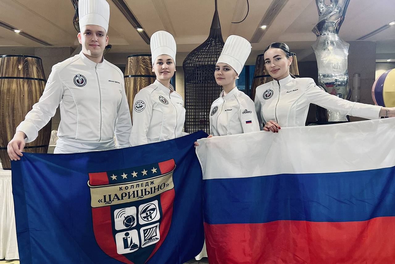 В состав сборной России, участники которой стали призерами конкурса, вошли преподаватель и выпускник колледжа Александр Рыбальченко, выпускница Ксения Прибылова и студентка 4 курса Марина Панкстьянова. Фото: пресс-служба Департамента образования и науки города Москвы