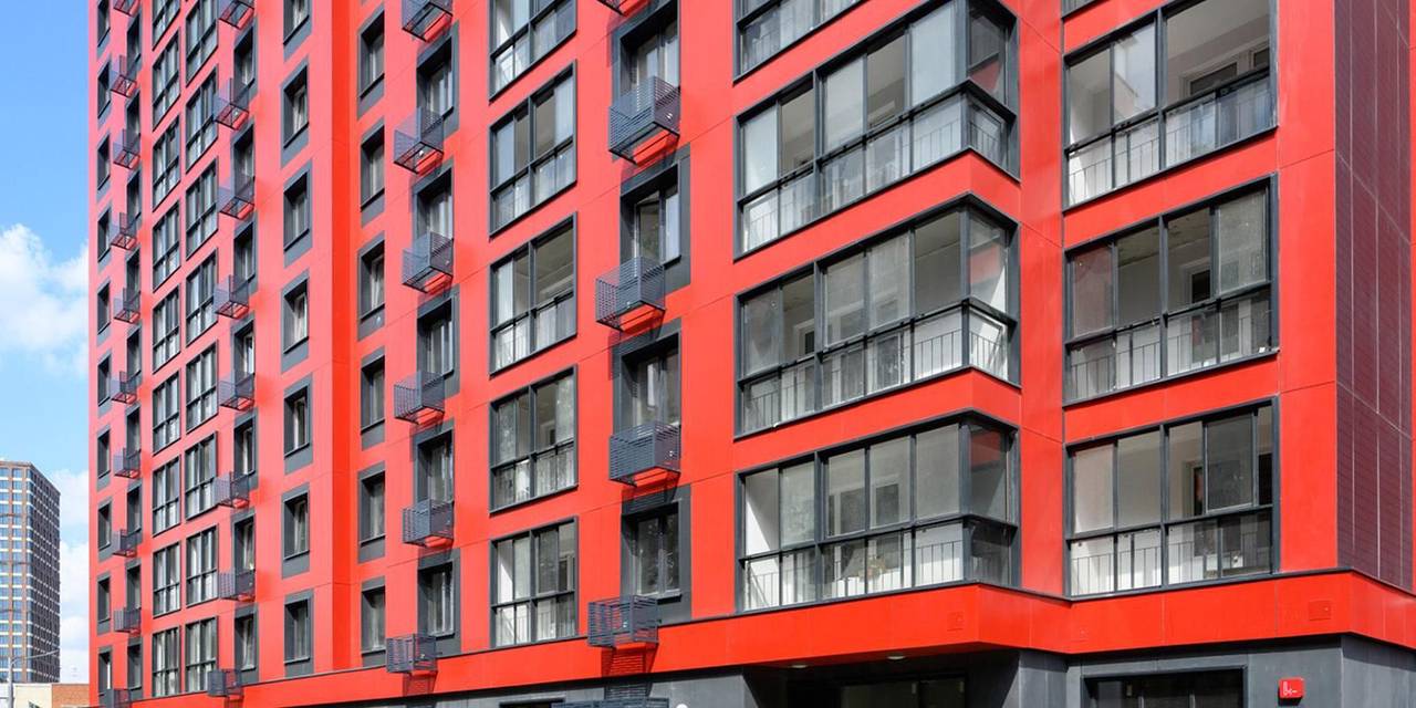 Москвичи, которые имеют полную учетную запись на портале mos.ru, могут упростить процесс переселения, забронировав время осмотра квартир и заключения договоров в суперсервисе «Переезд по программе реновации». Фото: сайт мэра Москвы