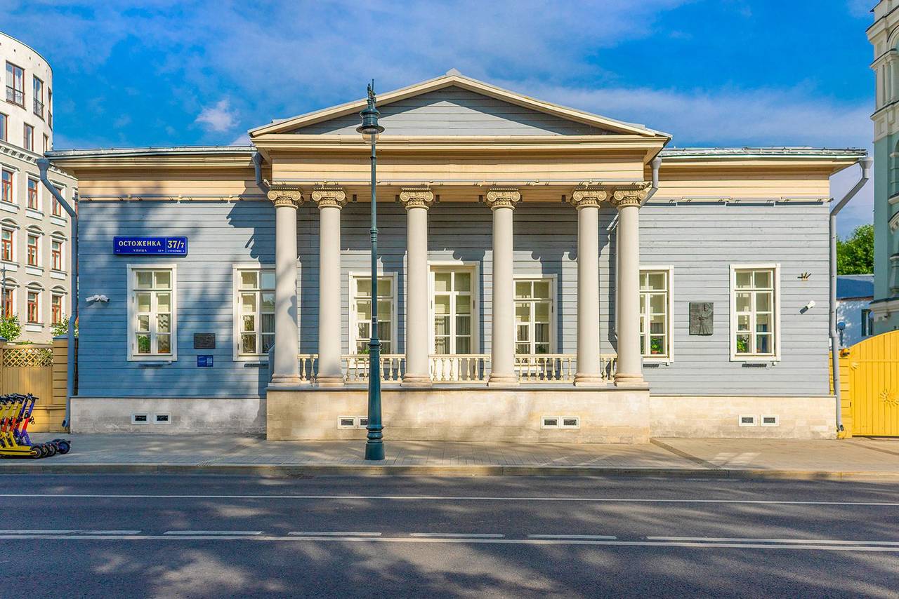 Деревянный особняк по адресу: улица Остоженка, дом №37/7, строение 1 является самой известной точкой на карте Москвы, связанной с писателем. Фото: сайт мэра Москвы