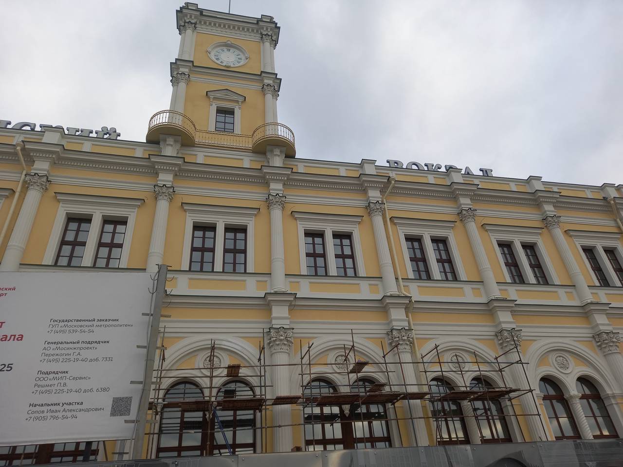 Вдоль Комсомольской площади пассажиры смогут пройти как раньше — вдоль здания вокзала, а временный досмотровый пункт разместят чуть дальше выхода с платформы. Фото: Оксана Петросян, «Вечерняя Москва»