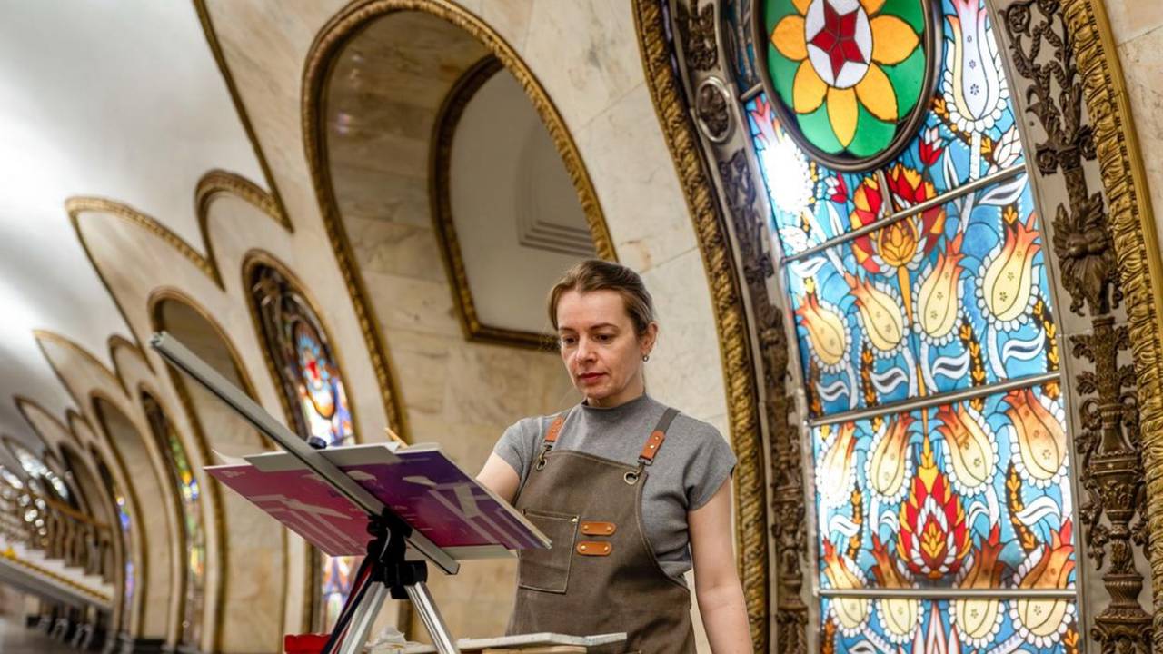 Мастера вдохновлялись цветами и формой стеклянных панно, которые в 1952 году создал живописец Павел Корин. Фото: Telegram-канал Дептранса 