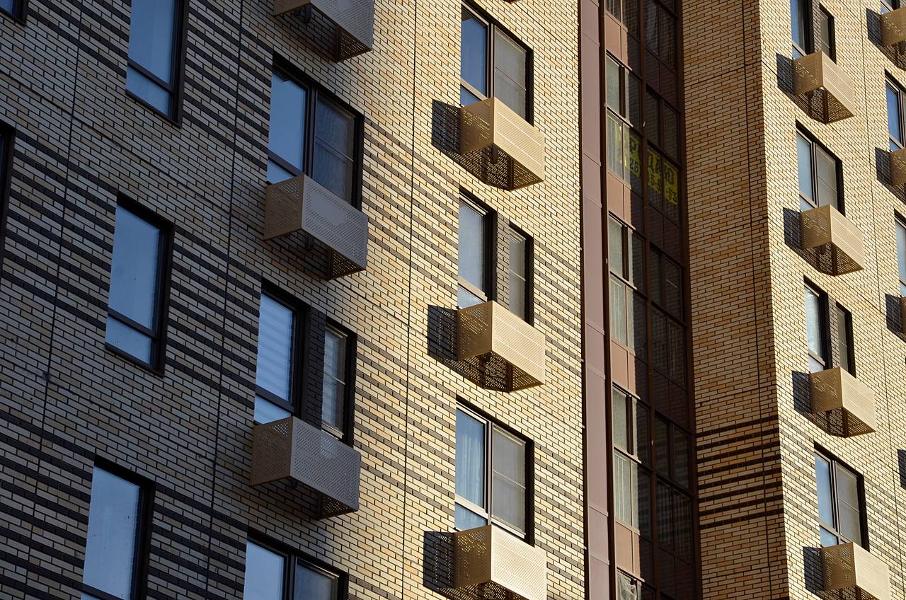 В каждой квартире будут застекленные балконы, а со стороны двора на внешней стене установят корзины для кондиционеров. Фото: Анна Быкова, «Вечерняя Москва»