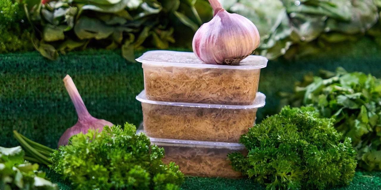 Натуральные ингредиенты долго варят, а после застывания холодец фасуют в упаковки по 300 и 500 граммов. Фото: пресс-служба Департамента торговли и услуг города Москвы