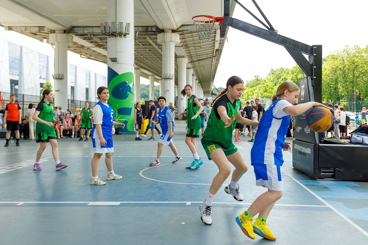 Для школьников и студентов доступны направления — от армейского рукопашного боя и самбо до гольфа, лазертага и тэг-регби. Фото: пресс-служба Департамента образования и науки города Москвы