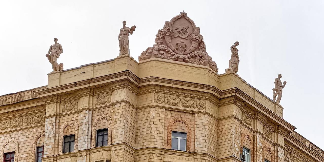 Композиция «Наука и труд» представляет собой барельеф с серпом и молотом, который обрамляет изображение рогов изобилия. Фото: пресс-служба Департамента культурного наследия города Москвы