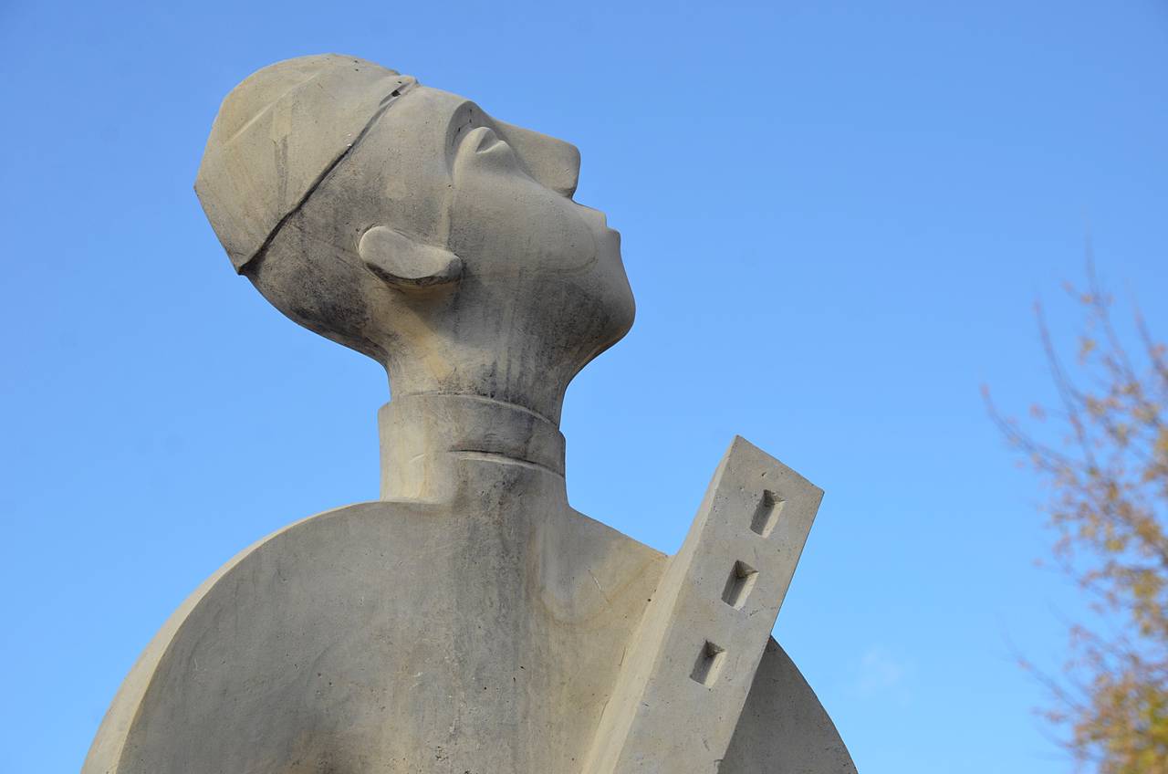 Анализу подлежат памятники из сада белокаменных скульптуры, которые выполнены из известняка. Фото: Анна Быкова, «Вечерняя Москва»