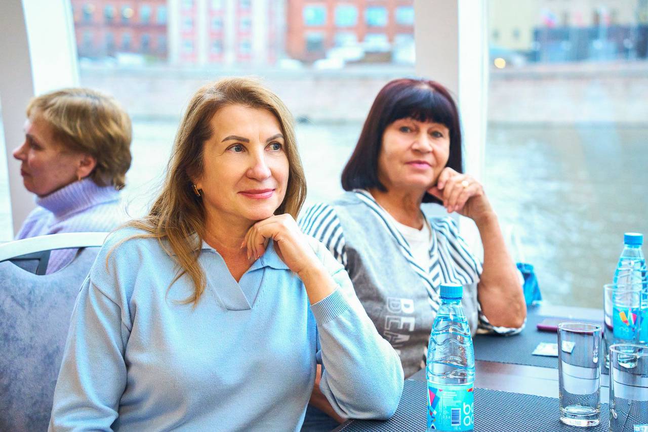 В остальные дни недели на яхте проходят обзорные экскурсии по городу с профессиональными гидами. Фото: пресс-служба Департамента труда и социальной защиты населения города Москвы