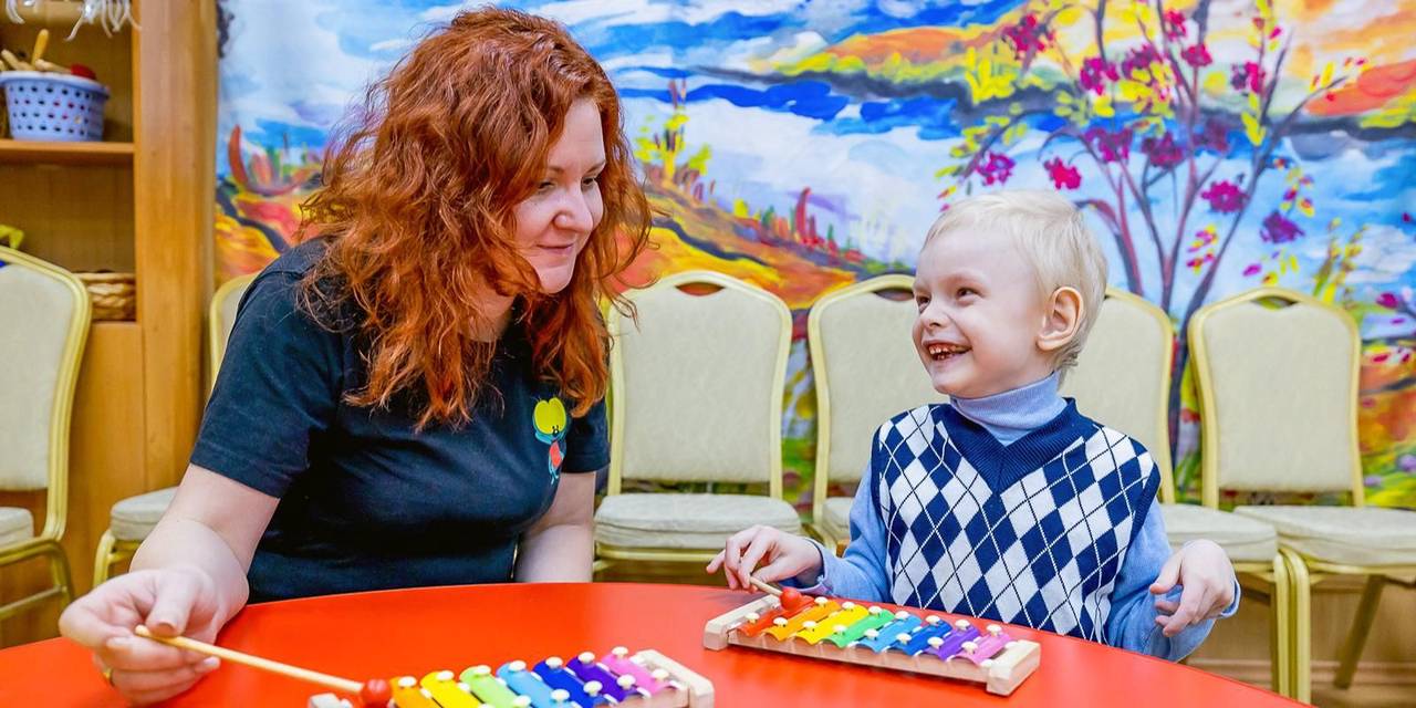 Учиться и общаться: как дефектологи помогают столичным ученикам с особенностями развития. Фото: пресс-служба Департамента образования и науки города Москвы