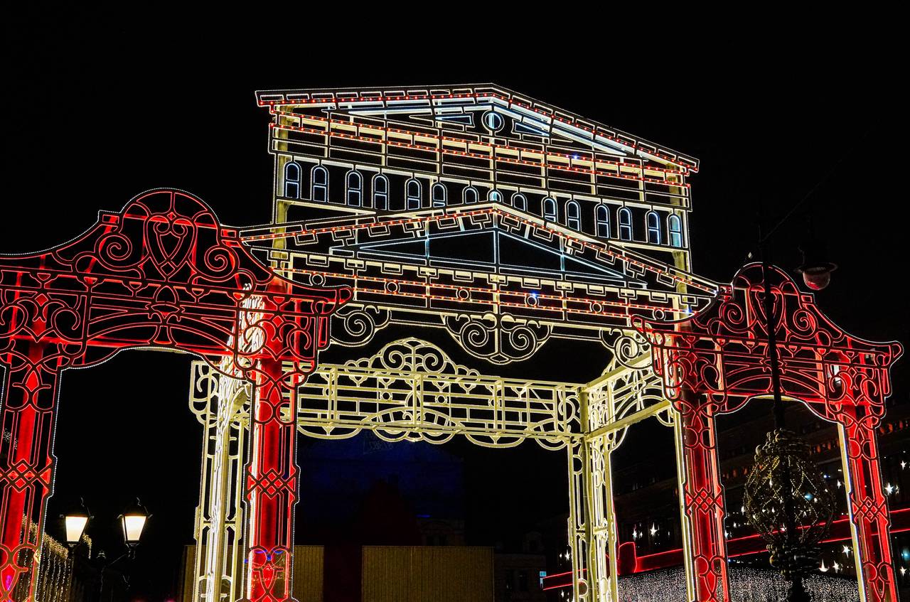 Симметричные арки на Пушкинской площади и в Новопушкинском сквере улучшили в 2023 году, добавив дистанционное управление яркостью светододов. Фото: Ксения Догонашева, «Вечерняя Москва»