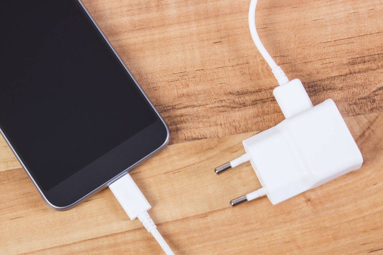 Заряжаем телефон безопасно. Фото: пресс-служба ДГОЧСиПБ