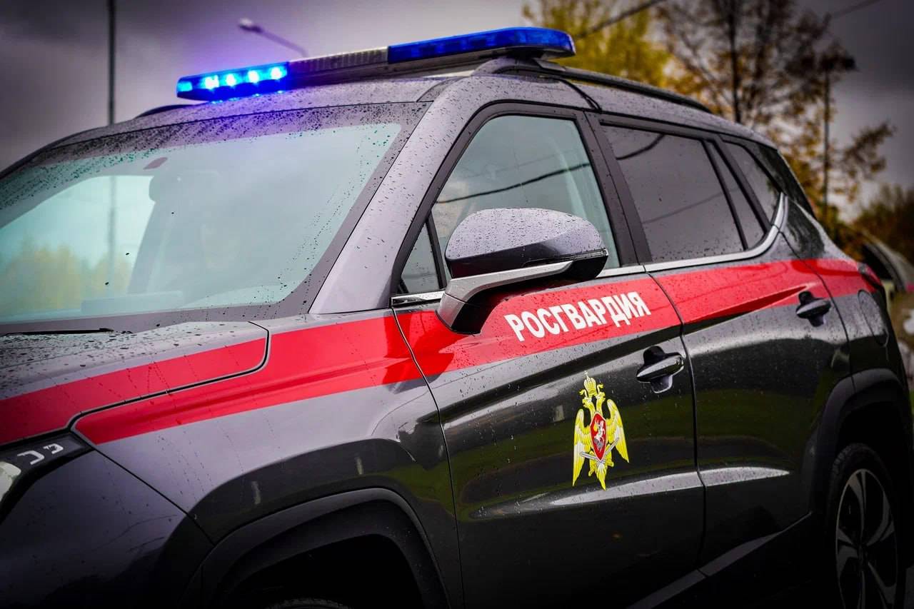 В Москве росгвардейцы задержали дебошира, устроившего погром в хостеле. Фото: пресс-служба Рогвардии