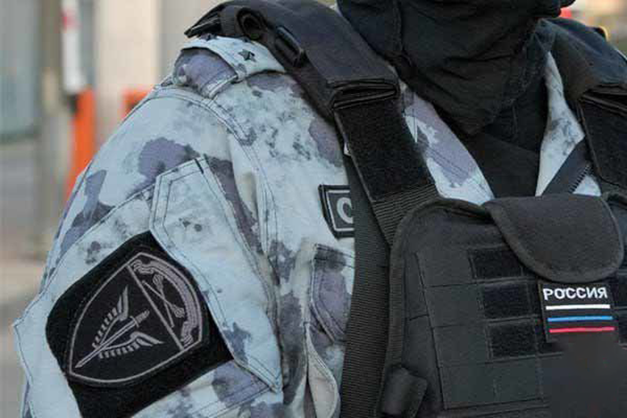 Сотрудник московского ОМОН «Авангард» Росгвардии пришел на помощь пострадавшим в серьезном ДТП. Фото: пресс-служба Росгвардии