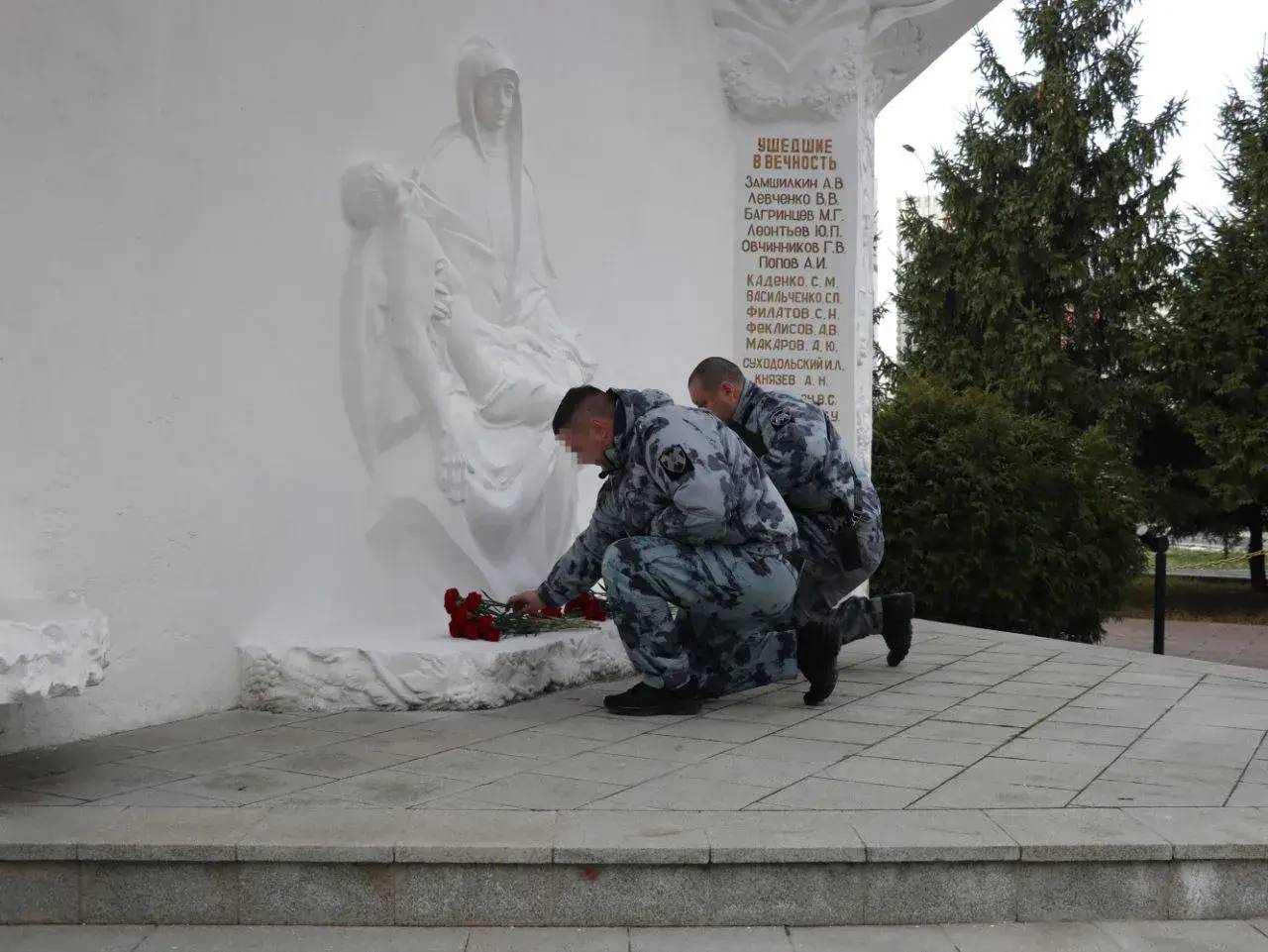 В День ветеранов войск правопорядка сотрудники ОМОН «Авангард» столичного главка Росгвардии почтили память погибших товарищей. Фото: пресс-служба Росгвардии 