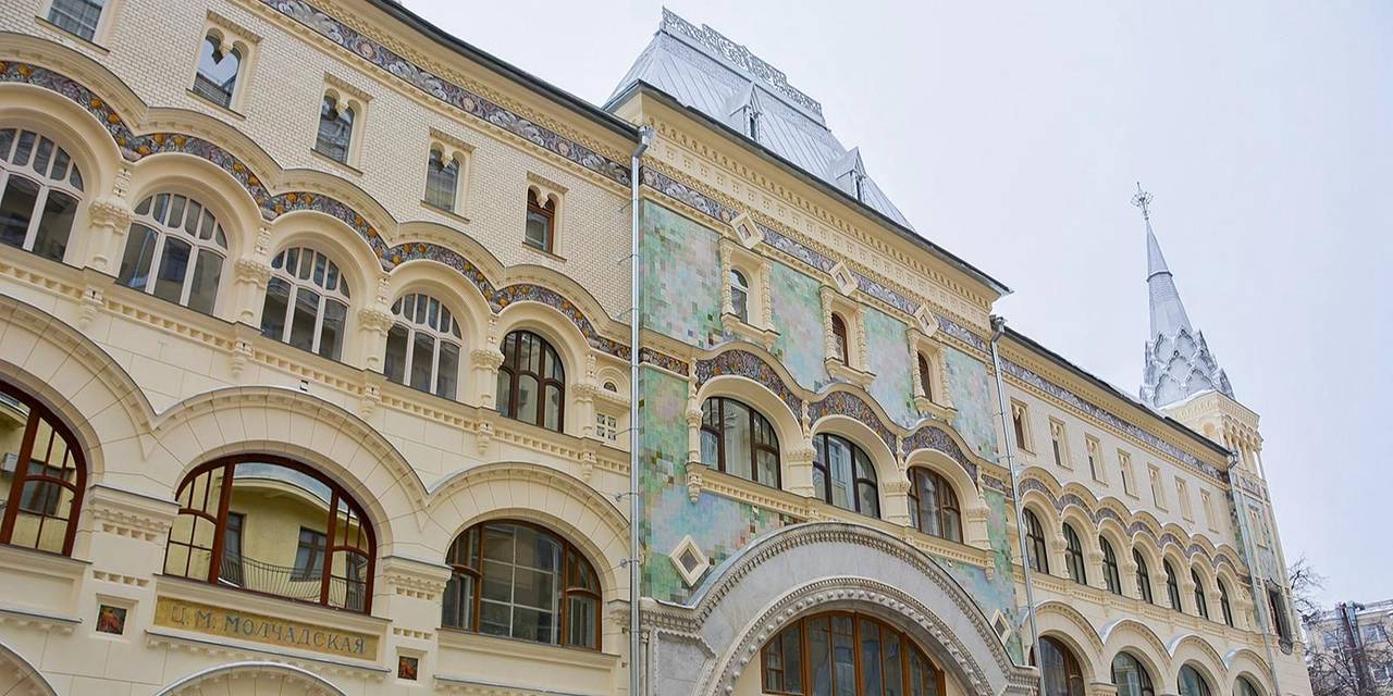 Важной частью работ стало восстановление распиной керамической плитки, которая была создана архтектора Ивана Кузнецова. Фото: пресс-служба Департамента культурного наследия города Москвы