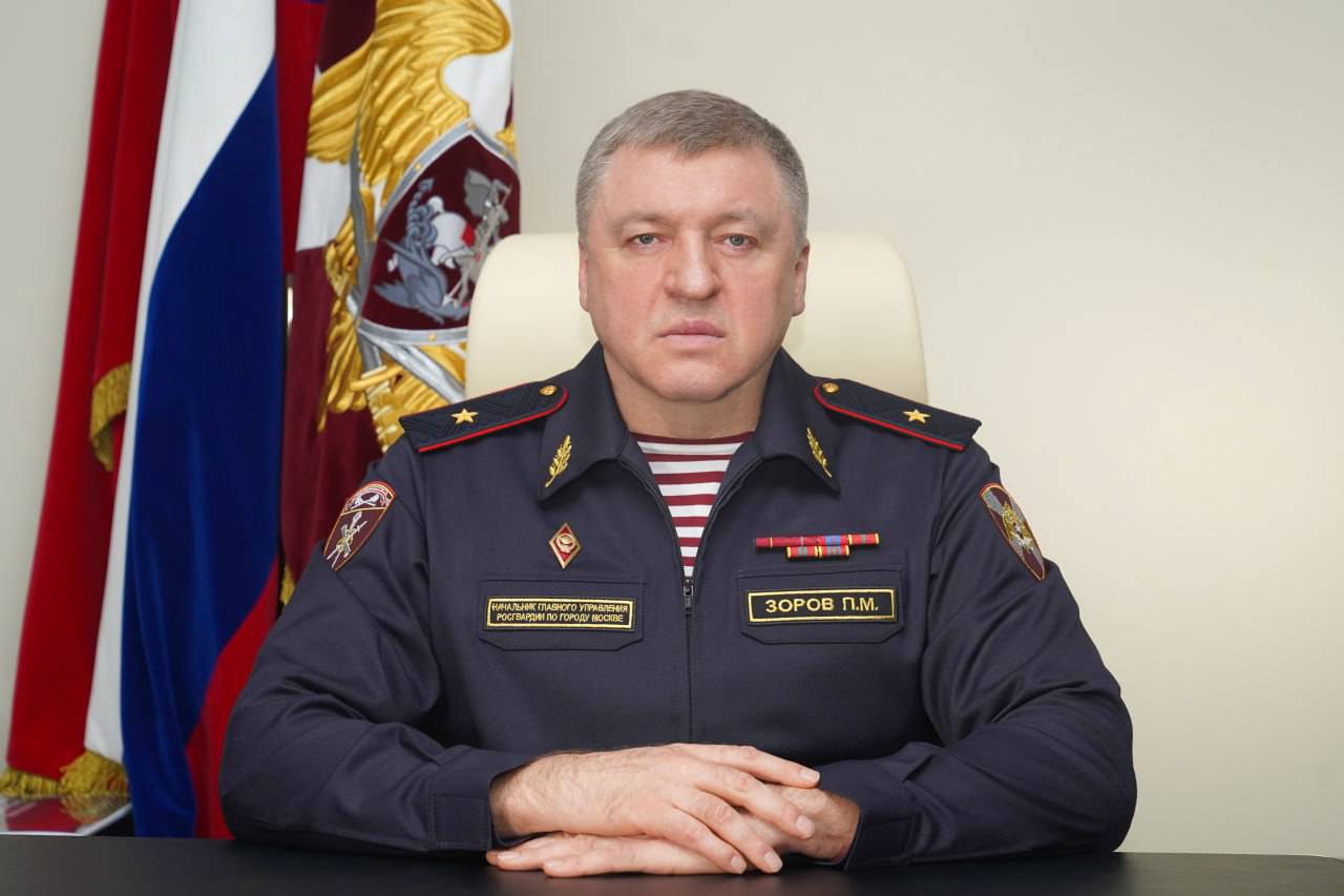 Председатель Совета ветеранов Главного управления Росгвардии по г. Москве полковник милиции в отставке Владимир Комаров поздравил ветеранов службы с праздником. Фото: пресс-служба Росгвардии