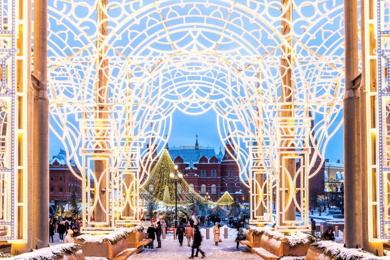 На Манежной площади москвичи и туристы смогут увидеть объект в виде фасада Малого театра. Фото: Telegram-канал КГХ Москвы 